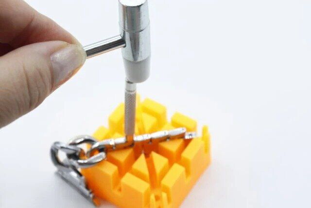 ダイソー 工具セット（時計バンド調節用） 使用例