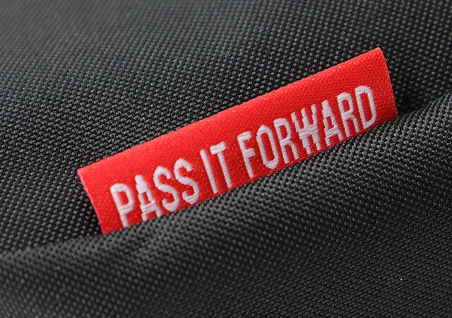 日本男子バレーショルダーバッグ 赤いロゴタグ