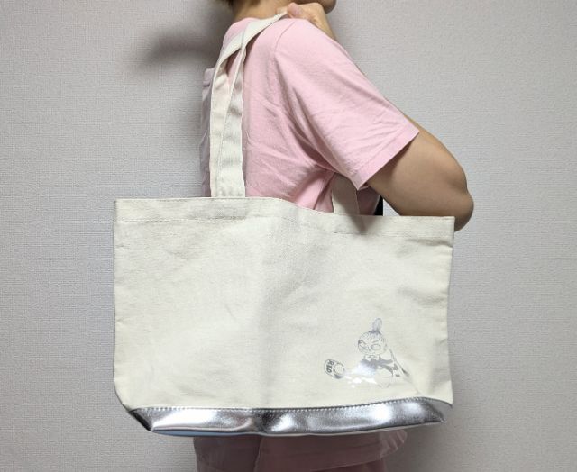 リトルミイトートバッグ持ったところ