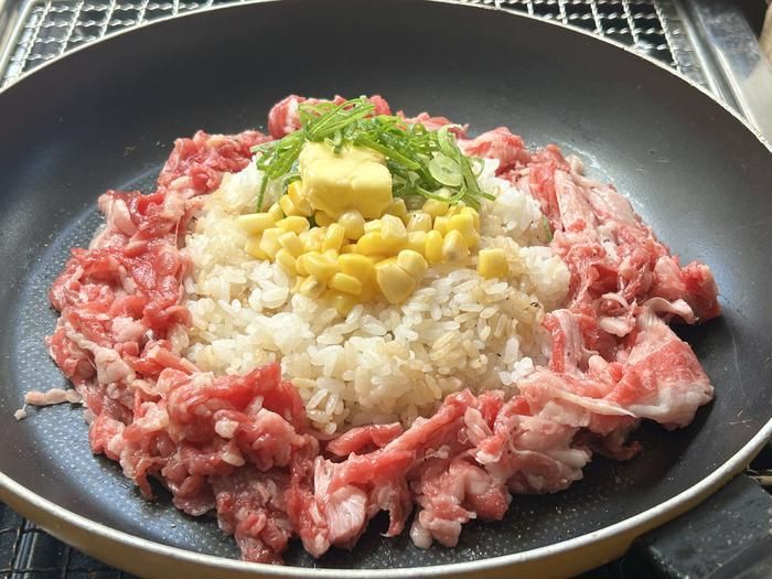 フライパンでつくったビーフペッパーライスを焼き台の上で焼くようにしたところ