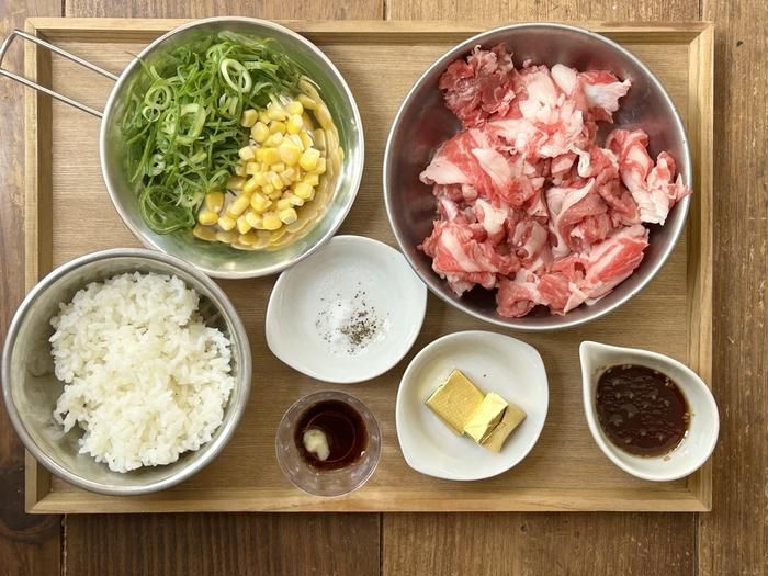 ガーリックペッパーライスがおぼんの上にのせられているところ