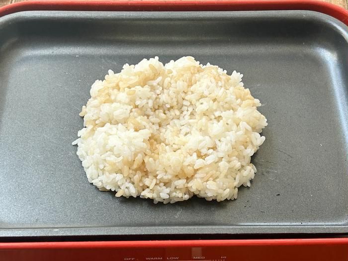 ごはんをホットプレートの中央に置き中央をくぼませたところ