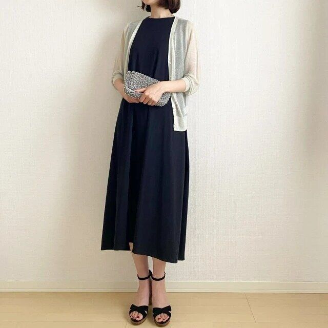 シアーカーディガンと黒ワンピースの夏コーデ