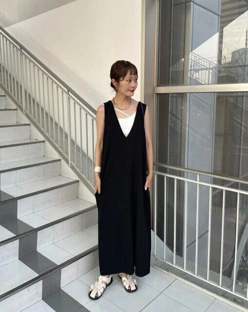 黒ジャンパースカートとキャミソールの夏コーデ
