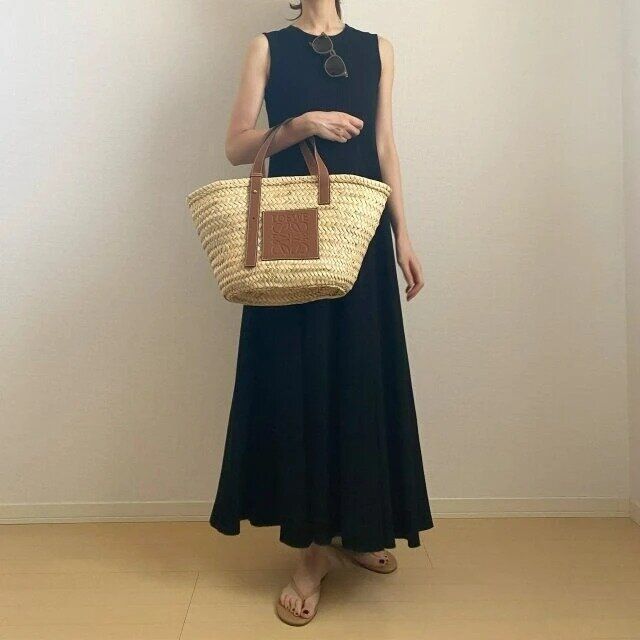 黒ワンピースとかごバッグの夏コーデ