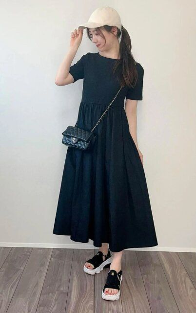 黒ワンピースとスポーツサンダルの夏コーデ