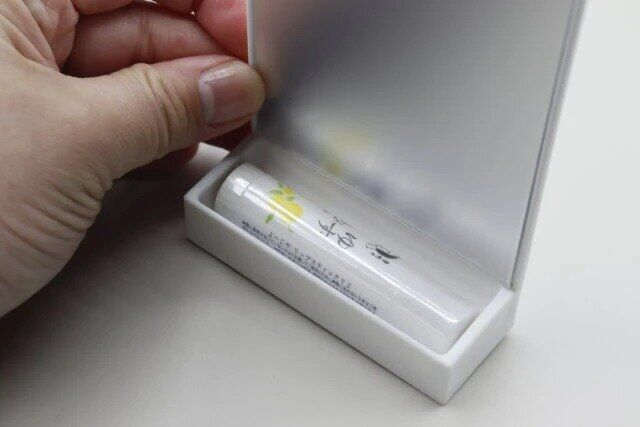 セリア ロッカー用トレー付きミラー トレーにリップ入れる