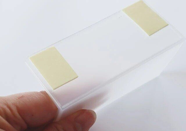 セリア 洗面戸棚トレー（粘着） 粘着テープで取り付け