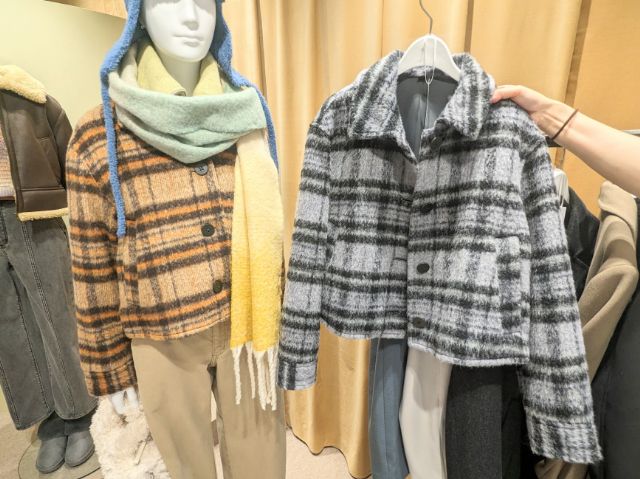 オレンジのチェック柄アウターを着たマネキンとブルーのチェック柄アウター