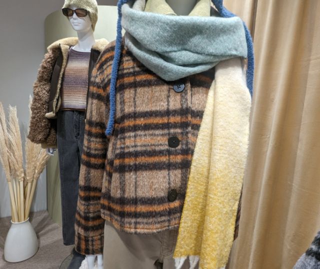 オレンジのチェック柄アウターを着たマネキン