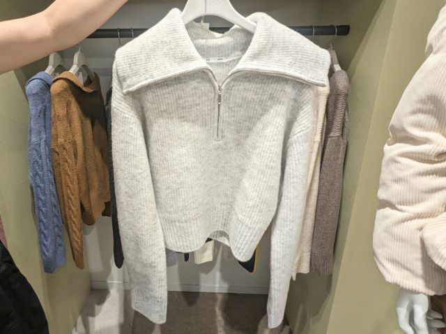 ビッグカラーのセーター