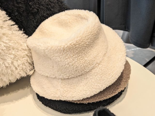 ボア素材のバケットハット