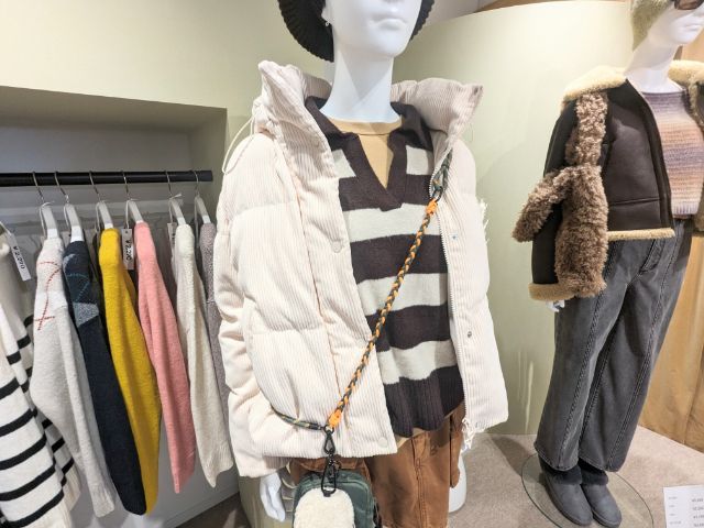 白のヒートパデッドコーデュロイブルゾンを着用したマネキン