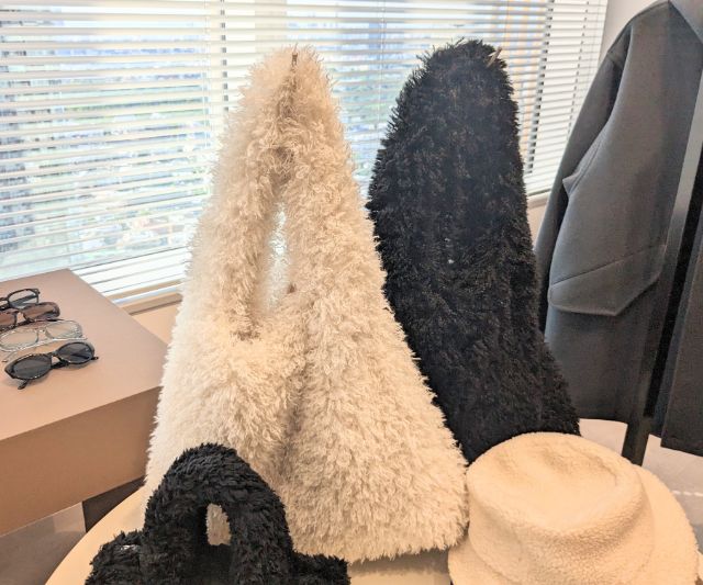 ファー素材のバッグ2つ