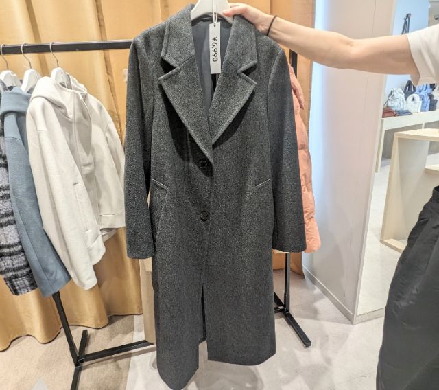 グレーのチェスターコート