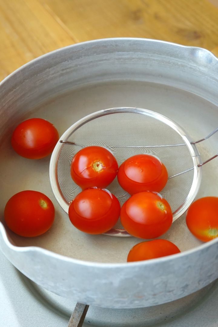 夏に食べたいさっぱりおつまみ！トマトのカルダモンはちみつマリネの作り方【料理家 あやかの旬野菜を使ったアペロおつまみ vol.15 〜レシピで旅するヨーロッパ〜】