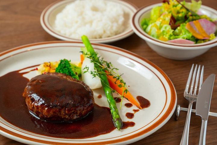 「熟鮮ビーフハンバーグランチ」2210円（週末はドリンク付き2620円）