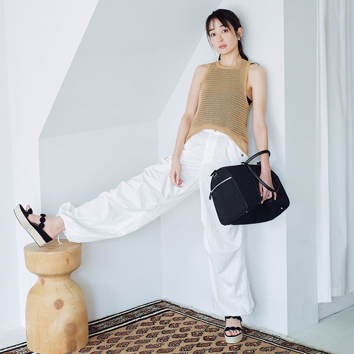 黒のウエッジソールサンダルコーデでスタイルアップ