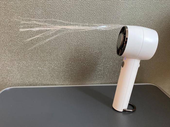 コメリのコンパクトハンディファンにひもを付けた状態