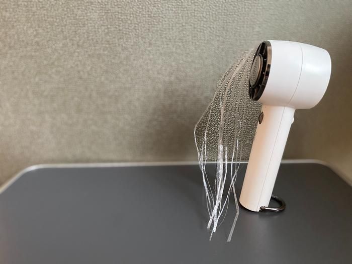 コメリのコンパクトハンディファンにひもを付けた状態