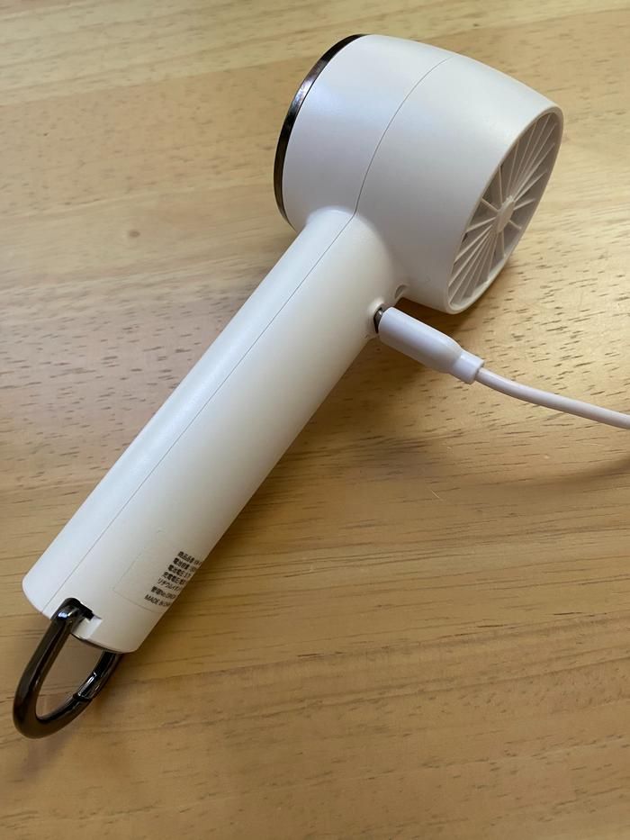 コメリのひんやりハンディファンが充電中の様子