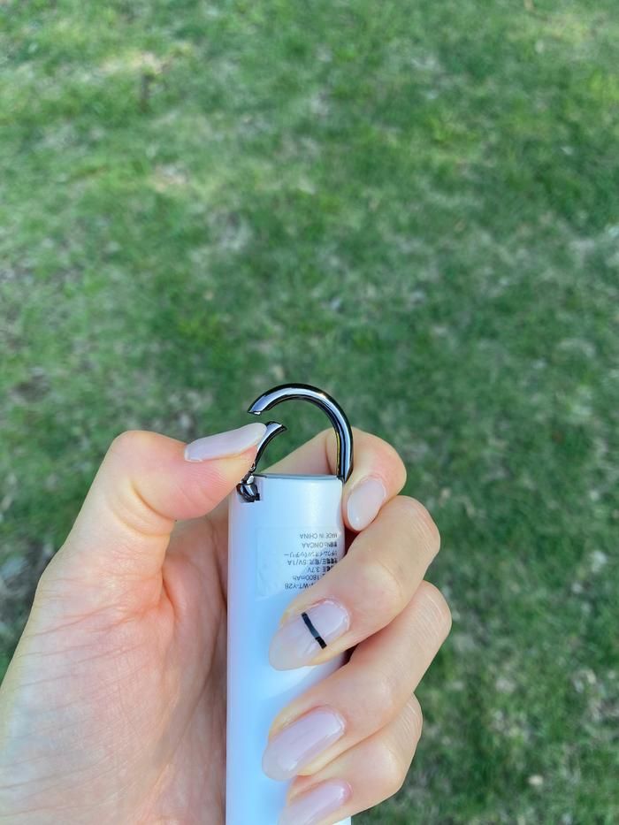 コメリのひんやりハンディファンのカラビナを外す様子