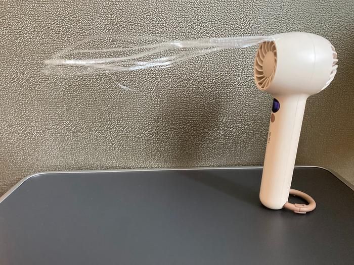 コメリのコンパクトハンディファンにひもを付けた状態