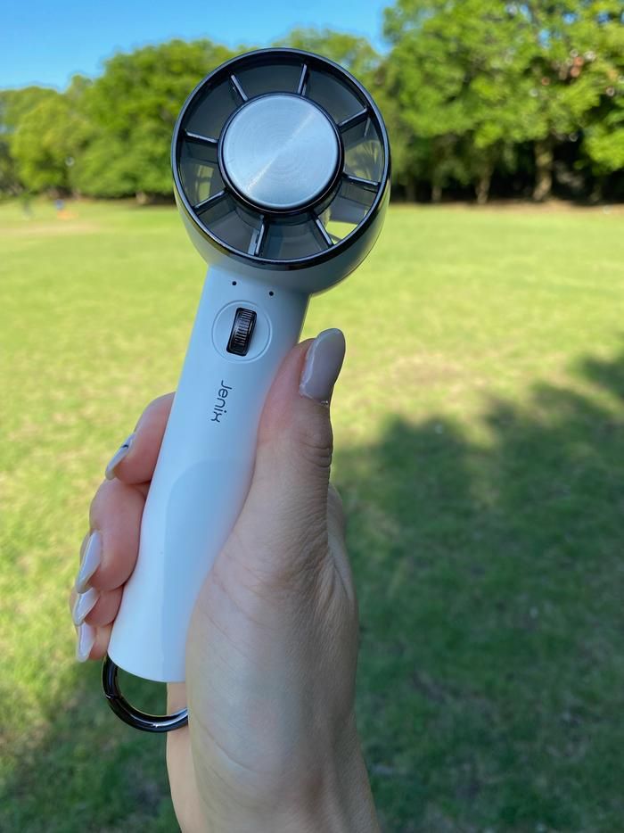 コメリのひんやりハンディファンを手に持っている様子