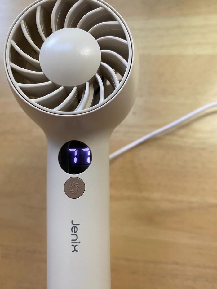 コメリのコンパクトハンディファンが充電中の様子