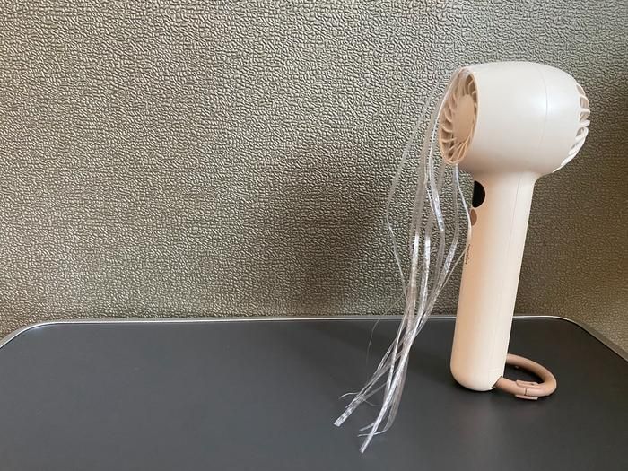 コメリのコンパクトハンディファンにひもを付けた状態