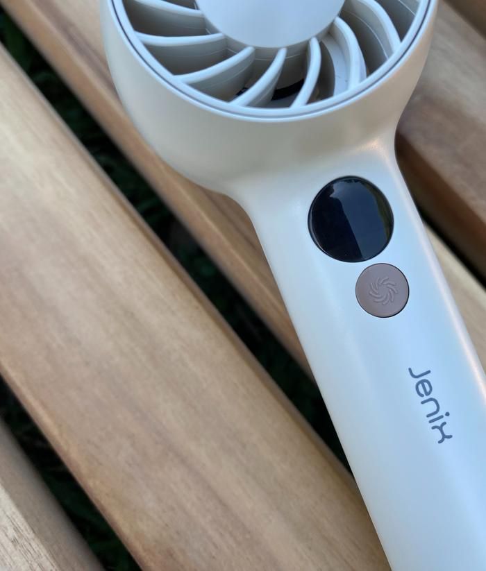 コメリのハンディファンのロゴのアップ