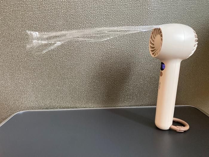 コメリのコンパクトハンディファンにひもを付けた状態