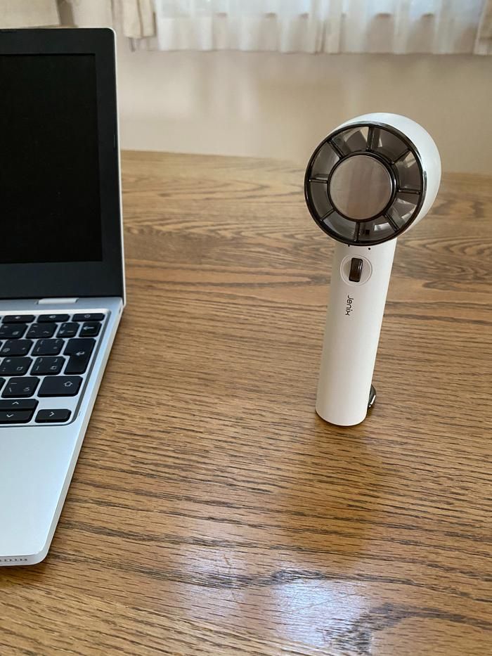 コメリのひんやりハンディファンをPC近くで使用する様子