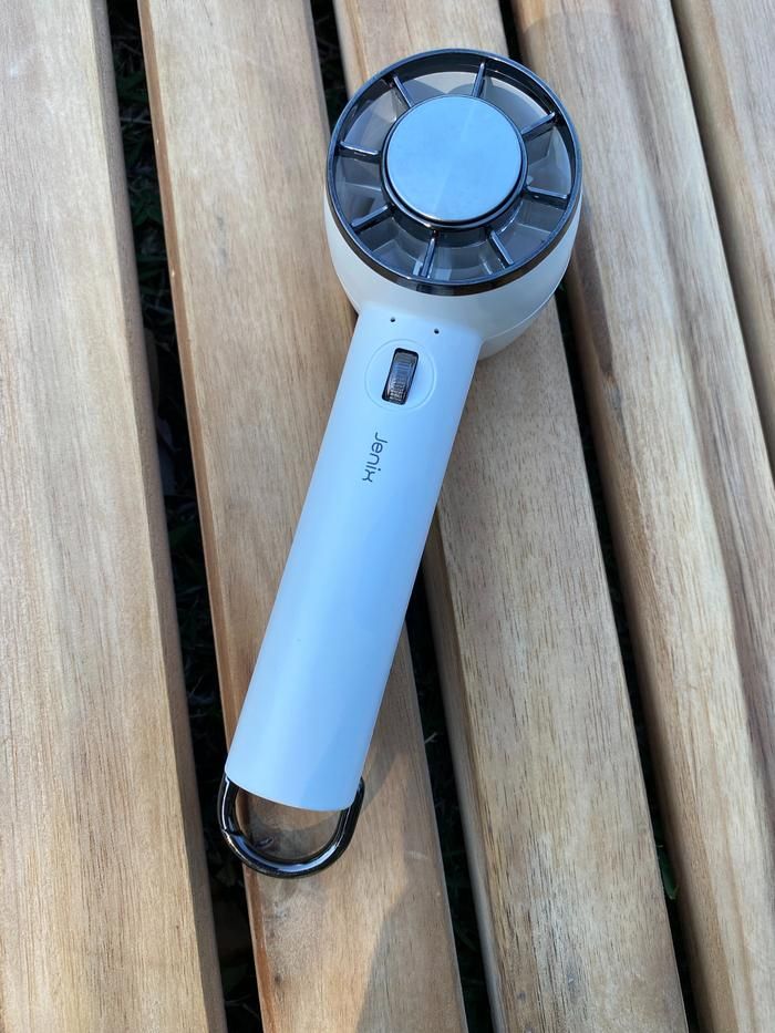 コメリのひんやりハンディファンがウッドテーブルに置かれている