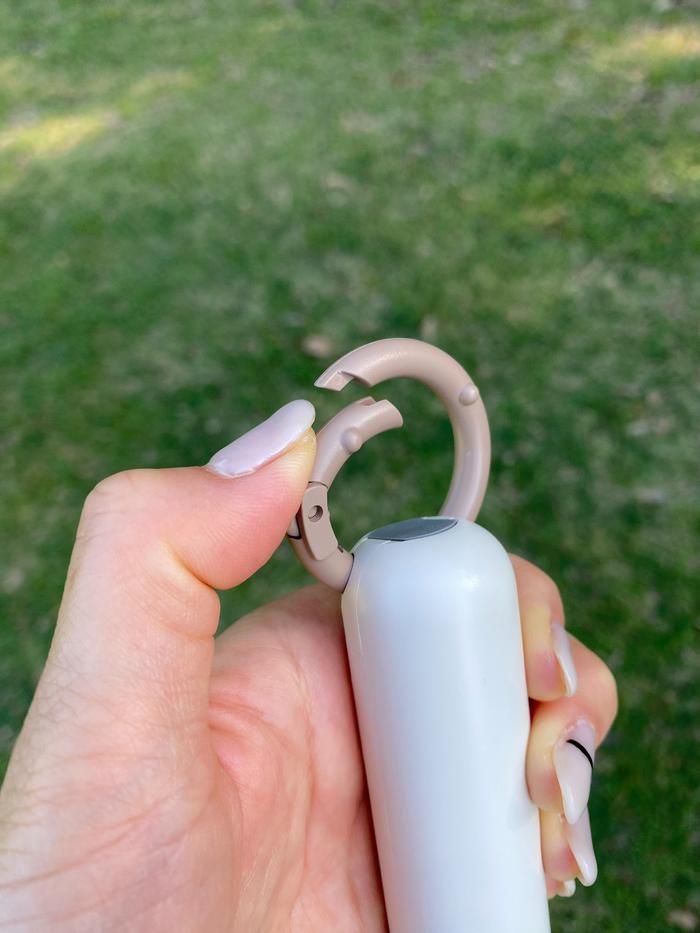 コメリのコンパクトハンディファンのカラビナを外す様子