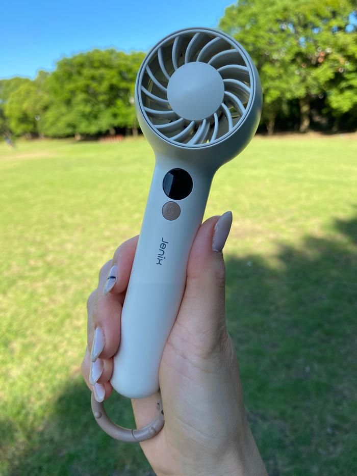 コメリのコンパクトハンディファンを持っている様子
