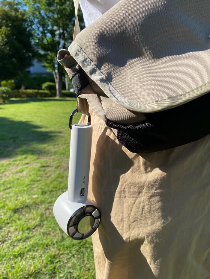 コメリのひんやりハンディファンをバッグに下げている様子