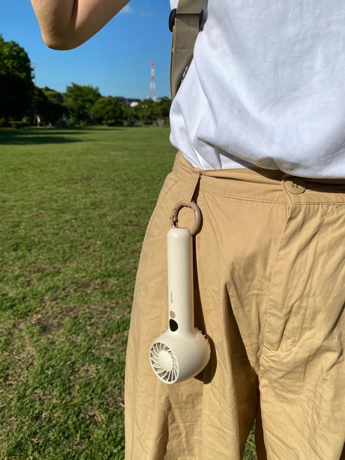 コメリのコンパクトハンディファンをベルトループに下げている様子