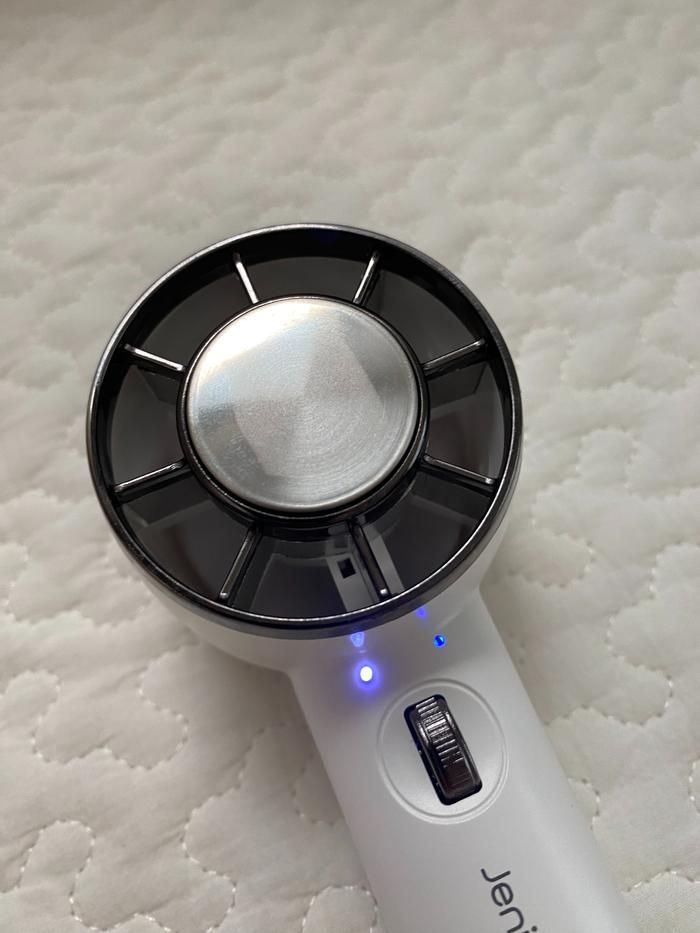 コメリのひんやりハンディファンの冷却プレートがオンの状態