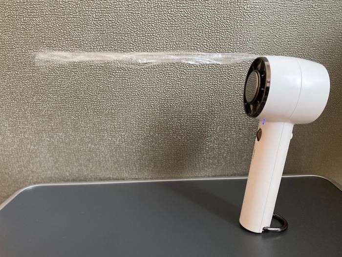 コメリのコンパクトハンディファンにひもを付けた状態