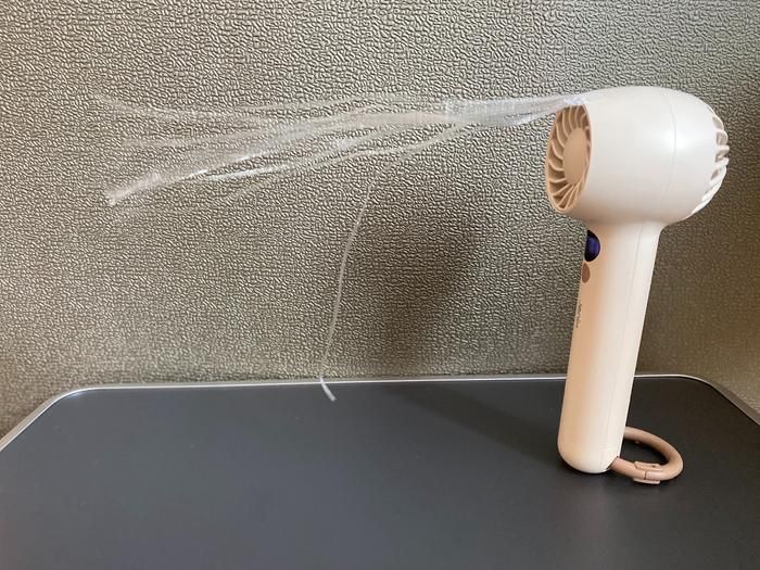 コメリのコンパクトハンディファンにひもを付けた状態