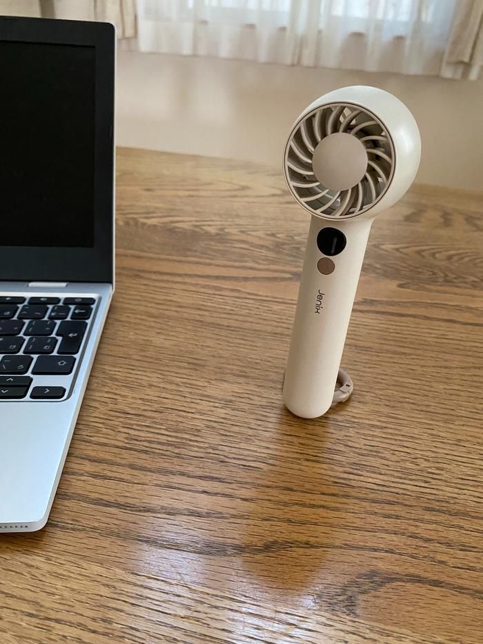 コメリのコンパクトハンディファンをPC近くで使用する様子