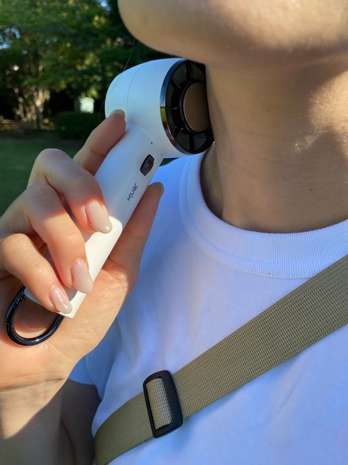 コメリのひんやりハンディファンの冷却プレートを肌に当てている様子