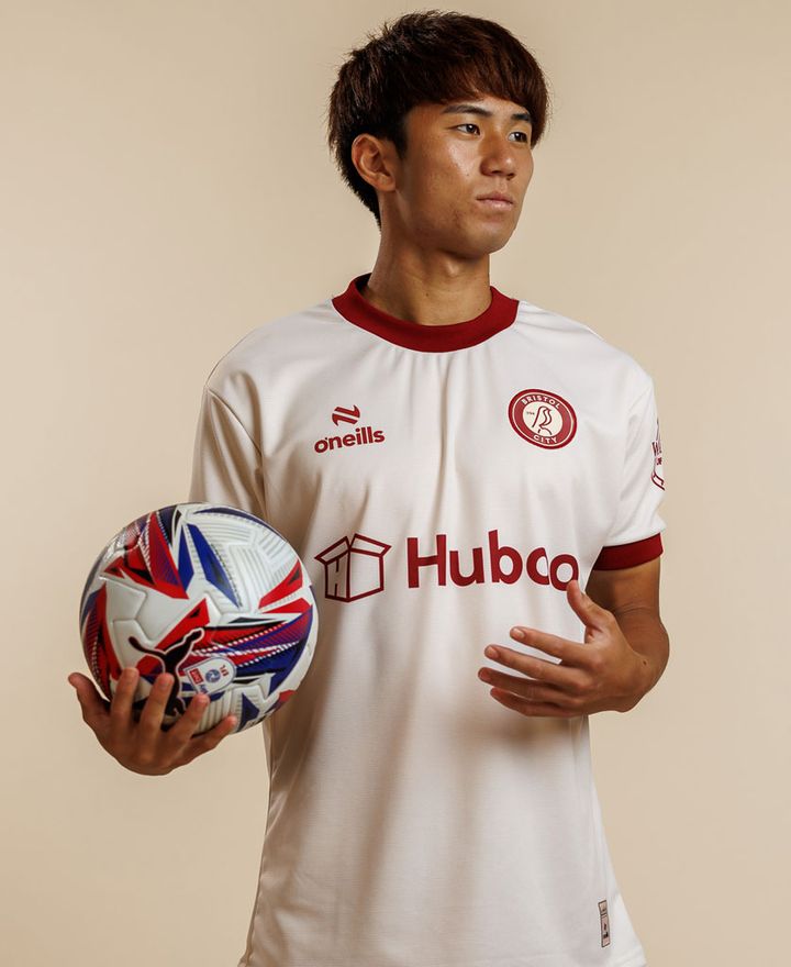 平河悠の新天地！ブリストル・シティが2024-25新ユニフォームを発表 早くもビジュアルに起用される