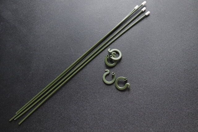 セリアのホルダー付き小さい園芸支柱 30cm 4P