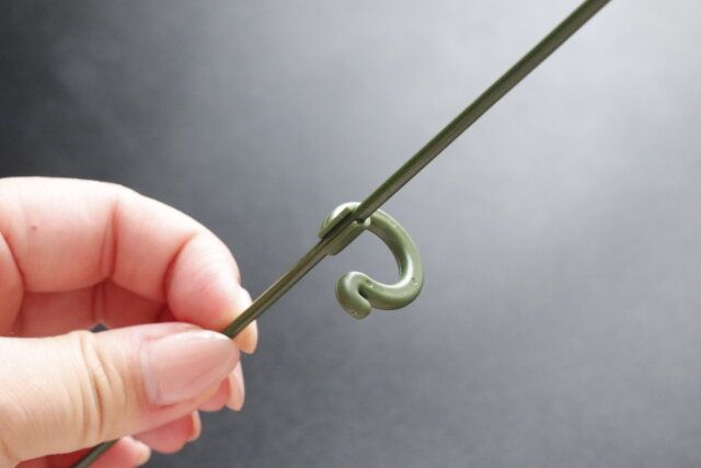 セリアのパーツが入った小さい園芸支柱 30cm 4P