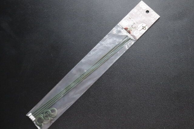 セリアの便利な小さい園芸支柱 30cm 4P