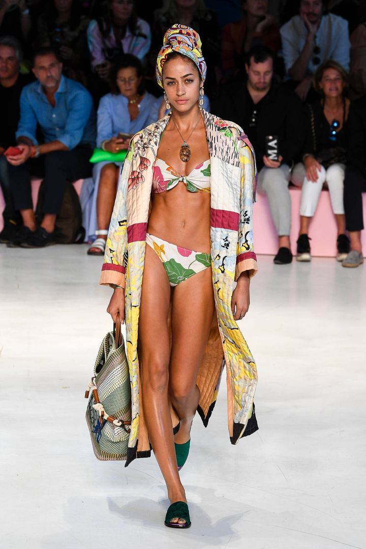 エトロ 2019年春夏コレクションより。