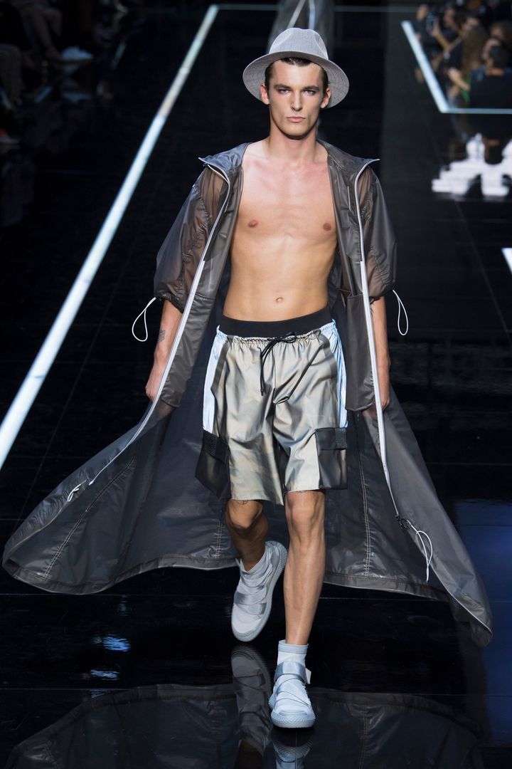 エンポリオ アルマーニ 2019年春夏メンズコレクションより。