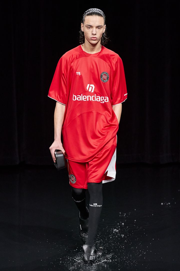 バレンシアガ 2020-21年秋冬コレクションより。